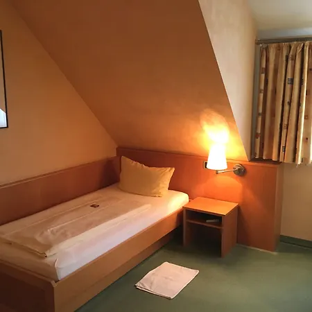 Restaurant Zum Felsenkeller Otel 3*